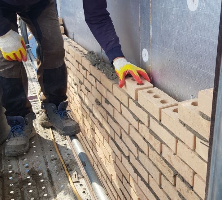 치장벽돌(외부적벽돌)의 내진설계: 일반설계와 사양설계의 비교