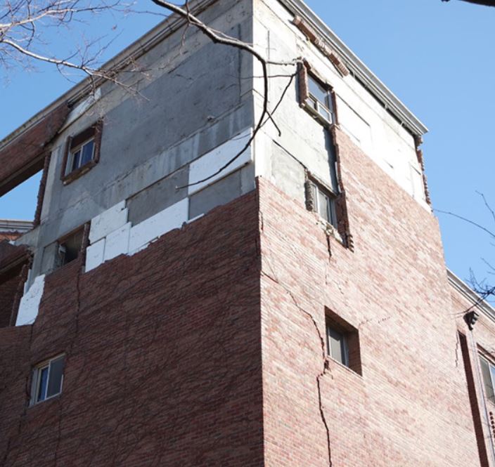 포항 지진 당시 치장벽돌 탈락 피해 사례 예시